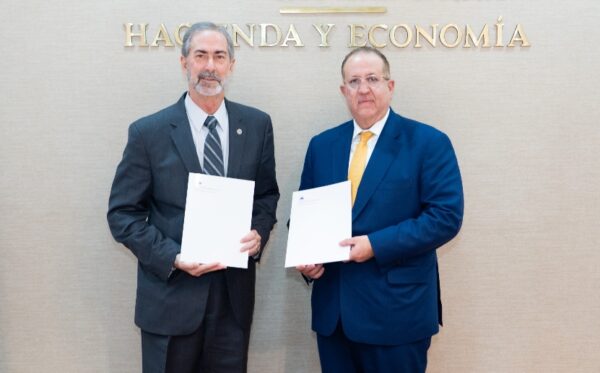 Magín Díaz y David Schwartz sosteniendo acuerdo.