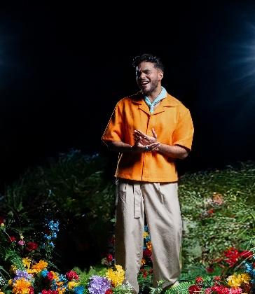 Yohan  presenta una bachata urbana moderna.