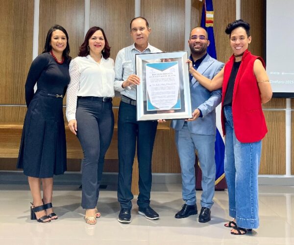 Entidades   reconocen al doctor  Martín Medrano.