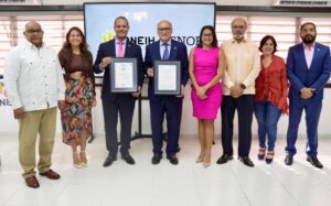 Junta directiva de ANEIH recibe la certificación de parte de Aenor.