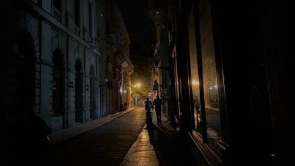 Barrios de La Habana y otras ciudades permanecen apagados por falta de petróleo y diésel para generar energía eléctrica.