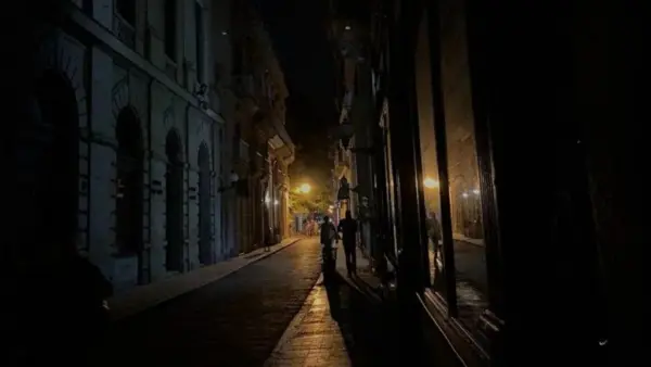 Barrios de La Habana y otras ciudades permanecen apagados por falta de petróleo y diésel para generar energía eléctrica.