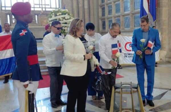 Juan Pablo Uribe deposita una rosa.