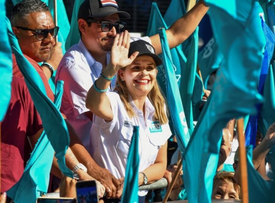 Laura Fernández, politóloga de 39 años de edad, cuenta con una gran aceptación popular.