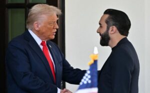 El presidente Donald Trump saluda a Nayib Bukele.