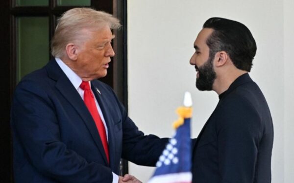 El presidente Donald Trump saluda a Nayib Bukele.