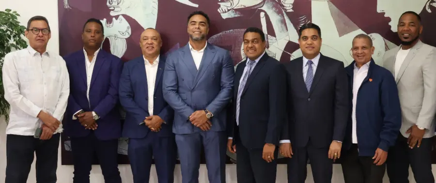 Desde la izquierda, Hugo López Morrobel, Amaurys Nina, Juan Núñez Nepomuceno,  Nelson Cruz, José P. Monegro, Kelvin Cruz, Leo Corporán y Edwin Encarnación.  manolito jimÉnez