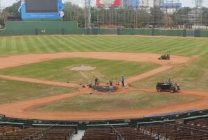 El terreno del estadio Quisqueya Juan Marichal es acondicionado para el partido de República Dominicana con  Detroit.