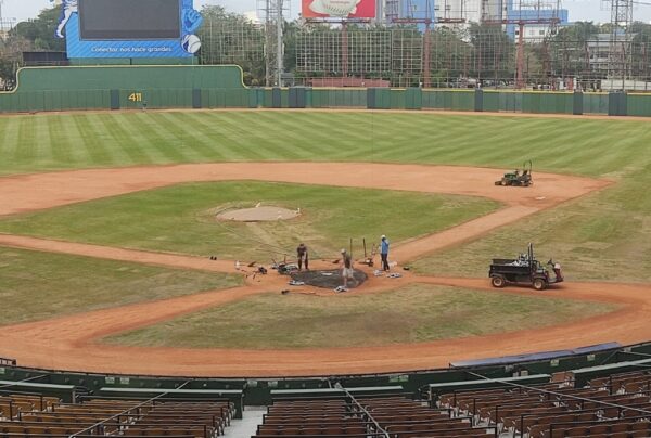 El terreno del estadio Quisqueya Juan Marichal es acondicionado para el partido de República Dominicana con  Detroit.