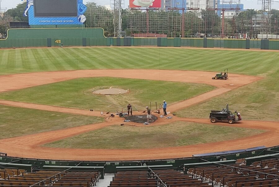 El terreno del estadio Quisqueya Juan Marichal es acondicionado para el partido de República Dominicana con  Detroit.