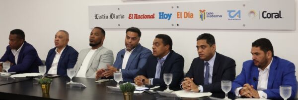 Amaurys Nina, Juan Núñez, Edwin Encarnación, Nelson Cruz, José Monegro, Kelvin Cruz y Miguel Medina, durante el almuerzo con los medios del Grupo Corripio.    José de León