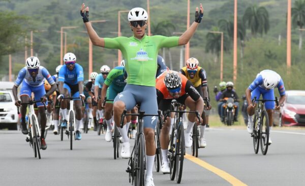 Wilmer Paredes celebra al cruzar la meta primero  durante   la  segunda etapa.    fuente externa