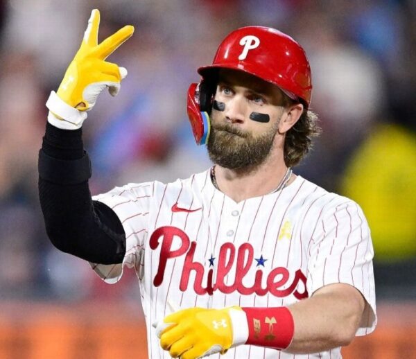Bryce Harper estelar inicialista de los Phillies.  Ap