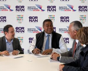 Roberto García,   de Bornan Sports Technology, y José P. Monegro, presidente del Comité suscriben acuerdo.   externa