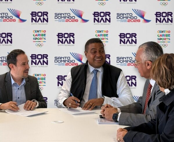 Roberto García,   de Bornan Sports Technology, y José P. Monegro, presidente del Comité suscriben acuerdo.   externa