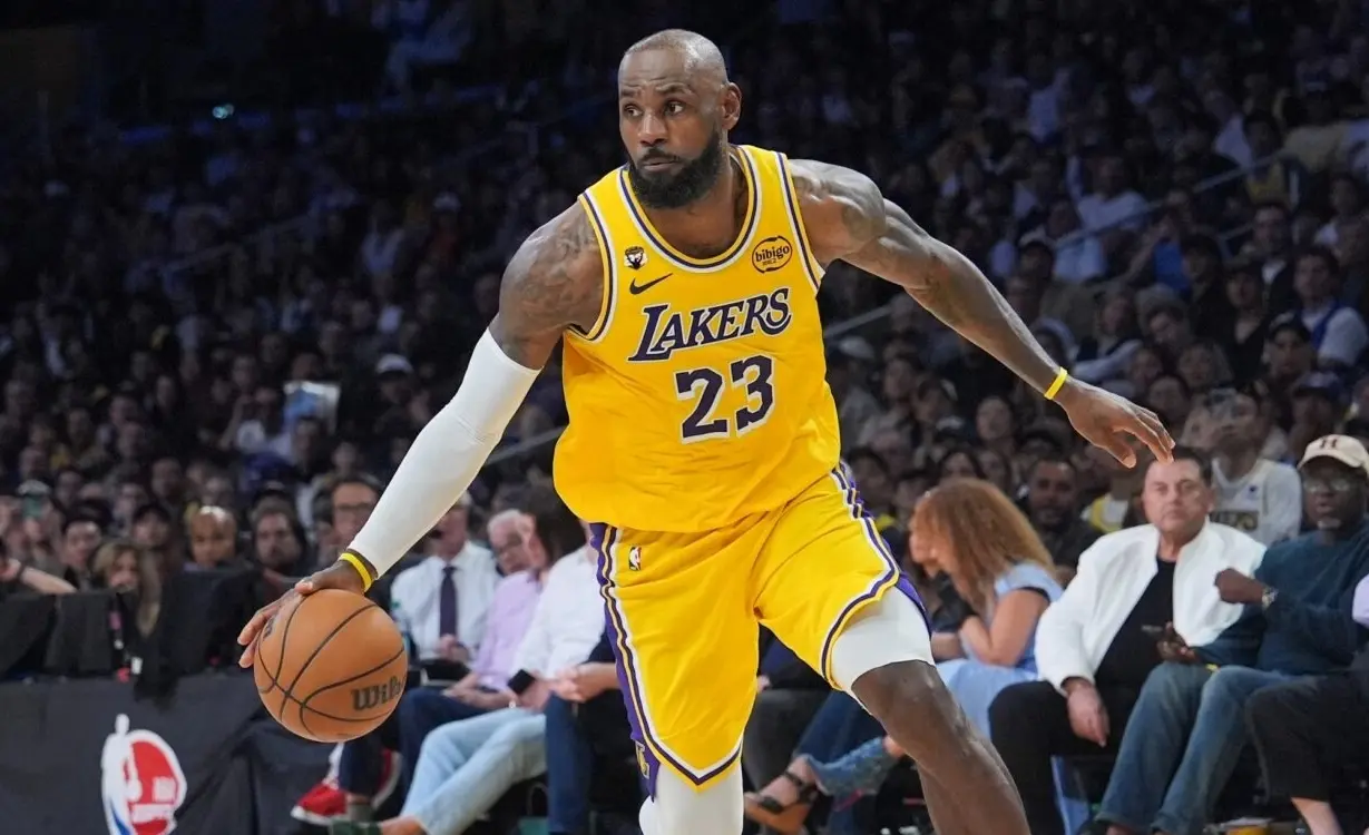 LeBron iguala a Robert Parish al participar en su partido número 1611 de temporada regular