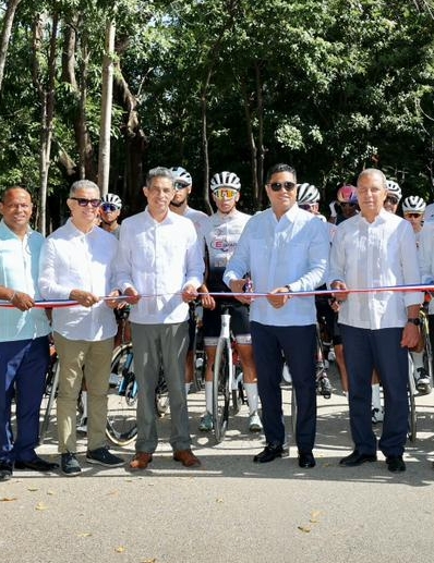 El ministro de Deportes, Kelvin Cruz, encabeza el acto.