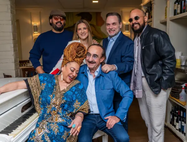 Los artistas de este concierto comparten felices el reencuentro.