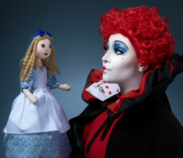 Alicia en el país de las maravillas promete  mucho.