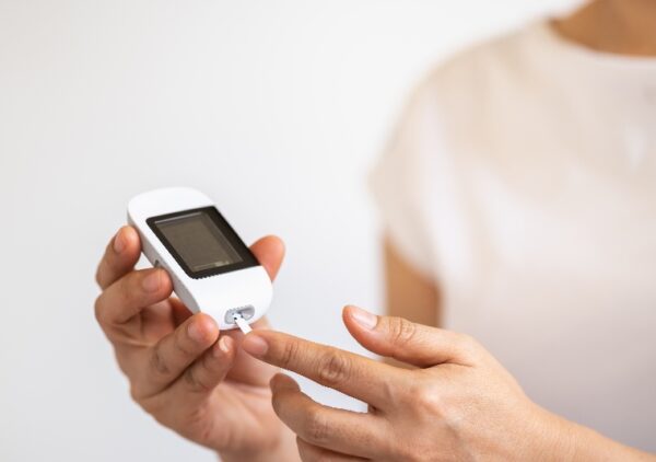 La retinopatía diabética en sus etapas iniciales puede no presentar síntomas evidentes.