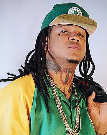 Shelow Shaq se une a un grupo de buenos urbanos.