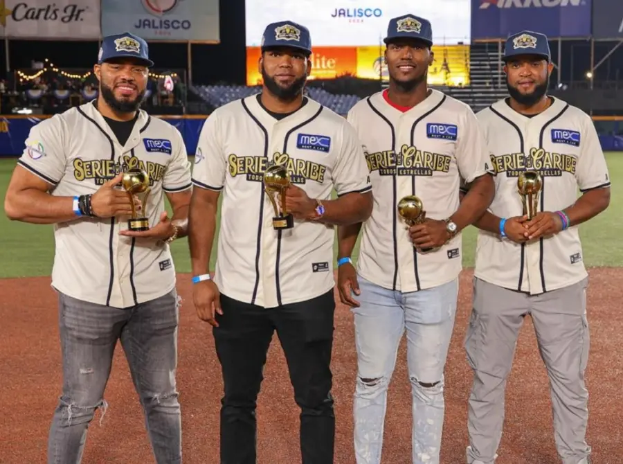 Los jugadores dominicanos Jimmy Cordero, Franchy Cordero, Junior Lake y Sócrates Brito muestran sus trofeos All Stars.