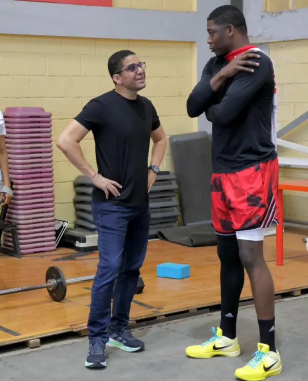 Ángel Luis Delgado conversa con Rafael Uribe, presidente de la Fedombal, luego de entrenar.