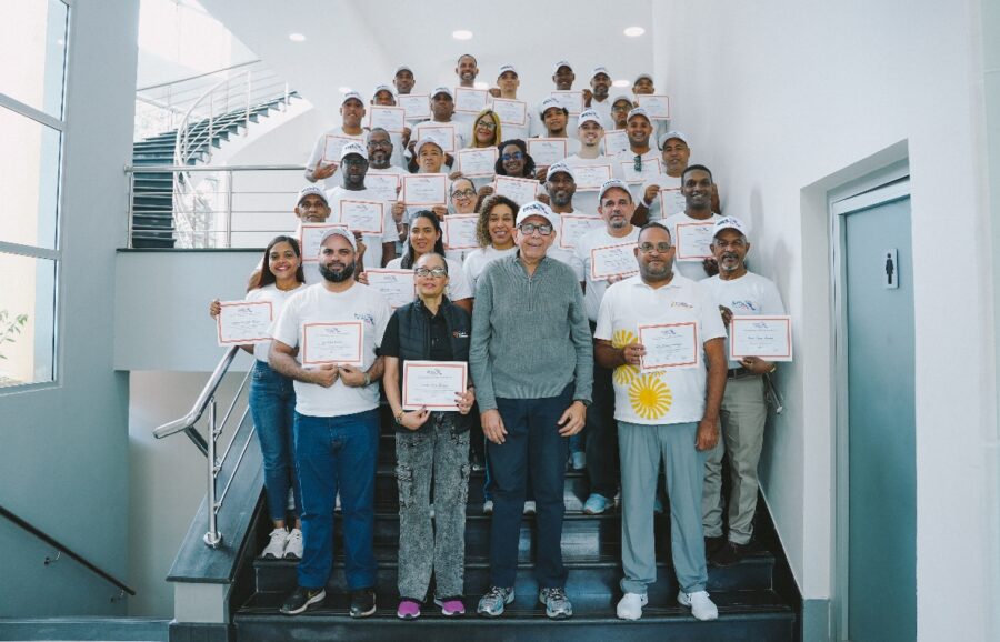 Nelson Ramírez junto a los técnicos participantes en el curso técnico.  fuente externa