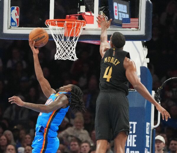 Cason Wallace intenta completar una ofensiva.