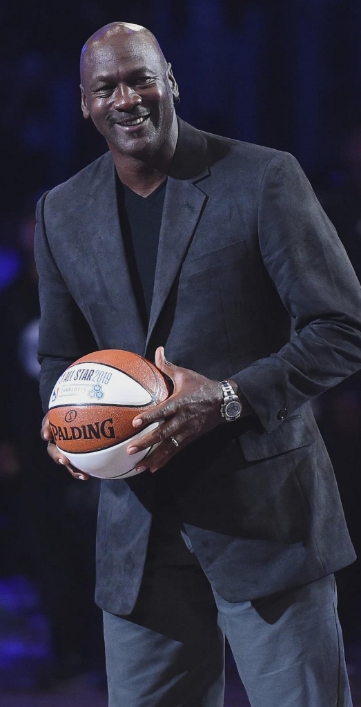 Michael Jordan muestra algunos artículos con su nombre.