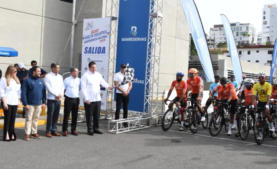 Fernando Mir, vicepresidente ejecutivo de Banreservas, dio el banderazo de honor.