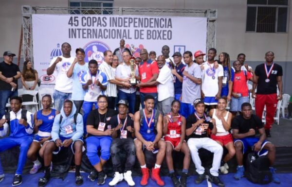 El equipo de República Dominicana  premiado por Miguel Martínez y Juan Peralta.