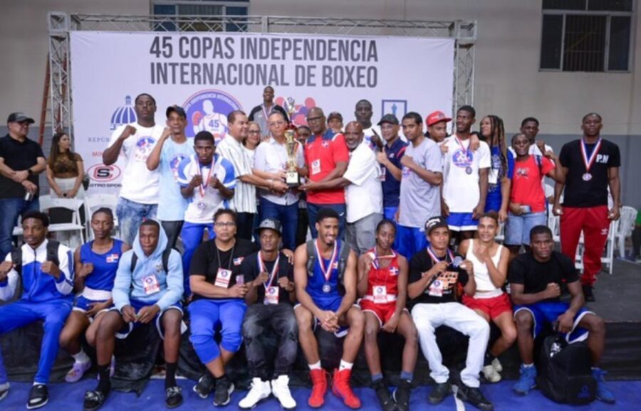 El equipo de República Dominicana  premiado por Miguel Martínez y Juan Peralta.