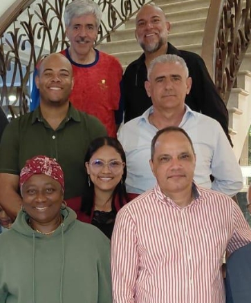 Miguel Rivera junto a directivos de  balonmano