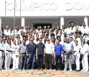 Miguel Camacho junto a entrenadores de taekwondo.