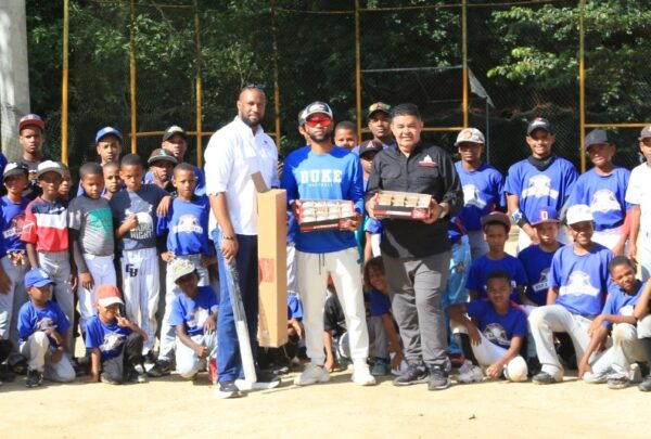 Diógenes de la Cruz y Esmeily Alcántara entregan utilerías.