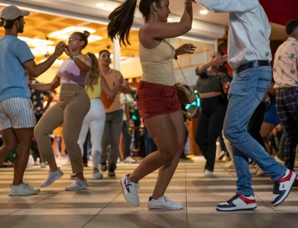 Bailar  es conocida como el arte del movimiento.