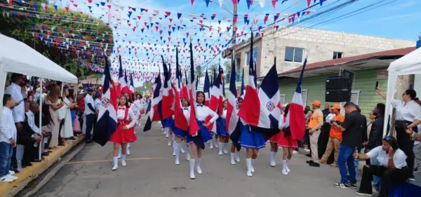 Las abanderadas de los diversos centros educativos desfilaron ayer con entusiasmo  en el acto patriótico.