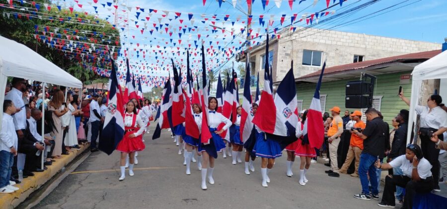 Las abanderadas de los diversos centros educativos desfilaron ayer con entusiasmo  en el acto patriótico.