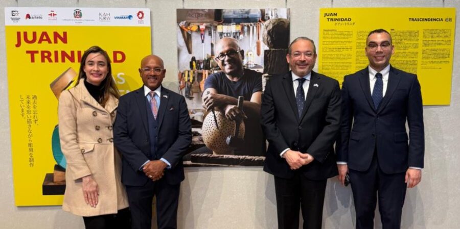 El escultor criollo junto a autoridades e invitados especiales en el evento.