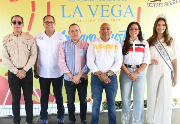 Martín Duquela, Activil Modeste, Oliver Peña, Amado Gómez, Clari Ángeles y la reina del carnaval Kiara Ortiz.