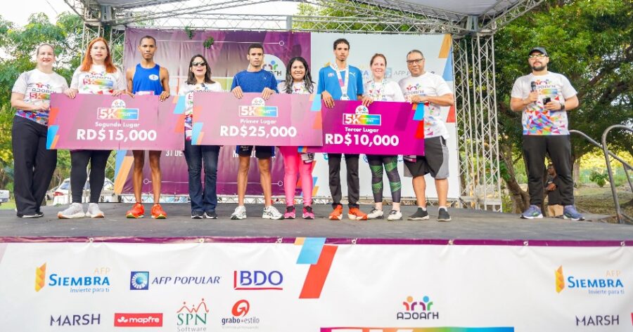 Directiva de Adoarh entrega premios a ganadores en la categoría masculina del Adoarh 5K.