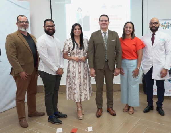 Representantes de la entidad durante la conferencia.