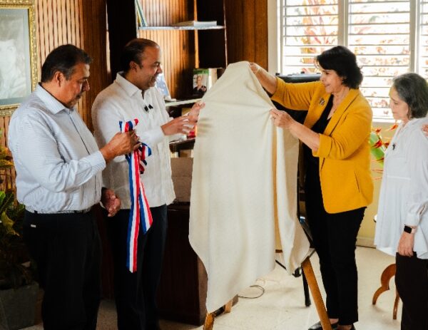 Samuel Pereyra, junto a Minou Tavarez Mirabal, al develar la obra “Bodegón”.