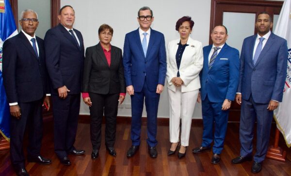 Eddy Olivares Ortega junto a los viceministros.