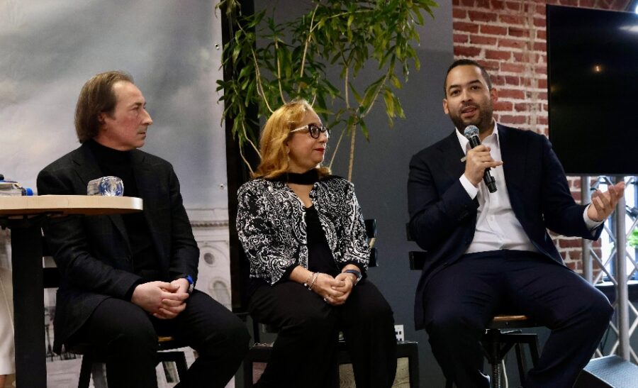 Ejecutivos de la empresa ZMode en el panel.