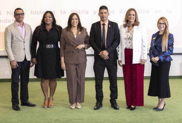 Jorge Jiménez, Silvana Gálvez, Wanda Mercedes de Jesús, Carmelo Medina, Sandra Camacho y Milena Milanova.