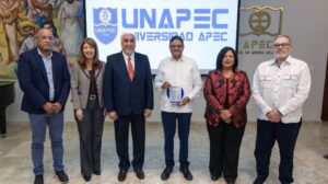 Directivos entregan la placa a Juan Manuel Méndez García.