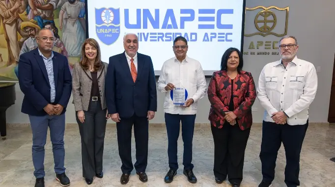 Directivos entregan la placa a Juan Manuel Méndez García.