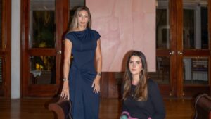 Elsa Maldonado y Nicole Bainov.